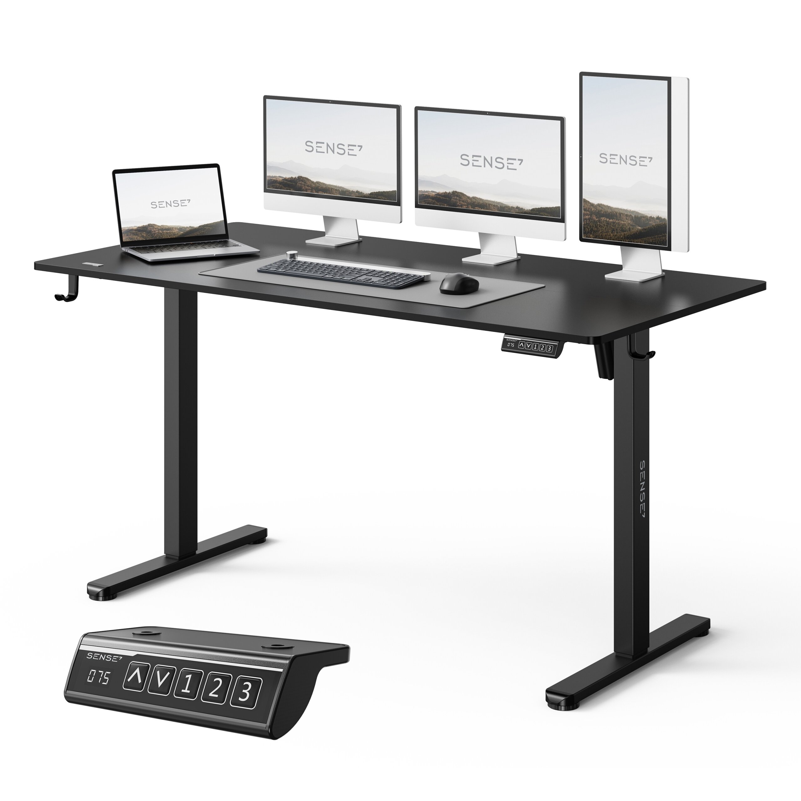 Czarne biurko komputerowe z regulacją wysokości, na którym znajdują się cztery monitory i laptop z logo \'SENSE7\'. Obok biurka widoczny jest panel sterowania z przyciskami i wyświetlaczem pokazującym \'075\'.