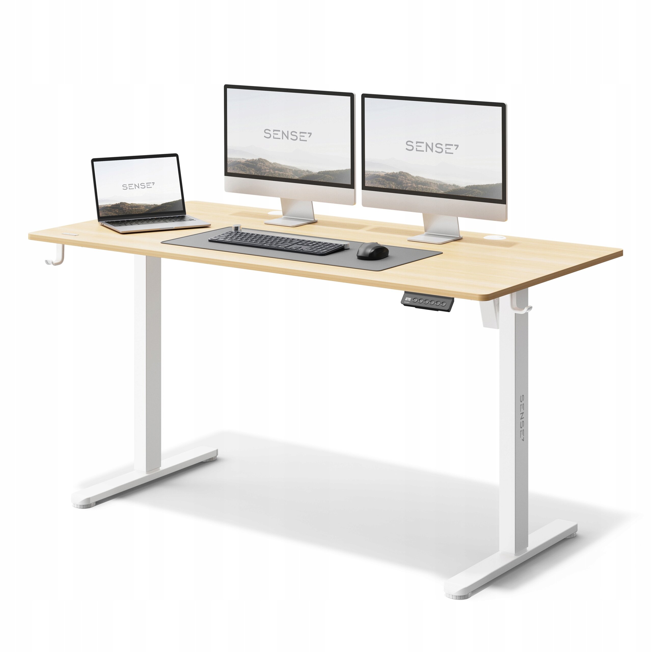 Biurko z jasnobrązowym blatem i białymi nogami, wyposażone w dwa monitory, laptop, klawiaturę i myszkę. Na ekranach widoczny jest napis \'SENSE7\'.