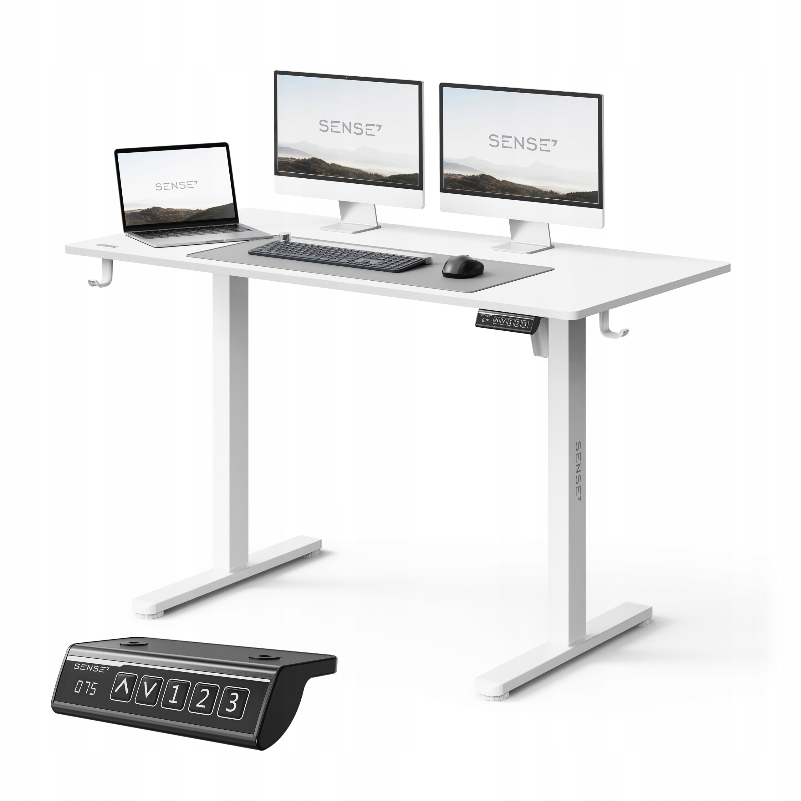 Białe biurko komputerowe z elektryczną regulacją wysokości, na którym znajdują się dwa monitory, laptop, klawiatura i mysz. Na biurku widoczne jest logo \'SENSE7\'.