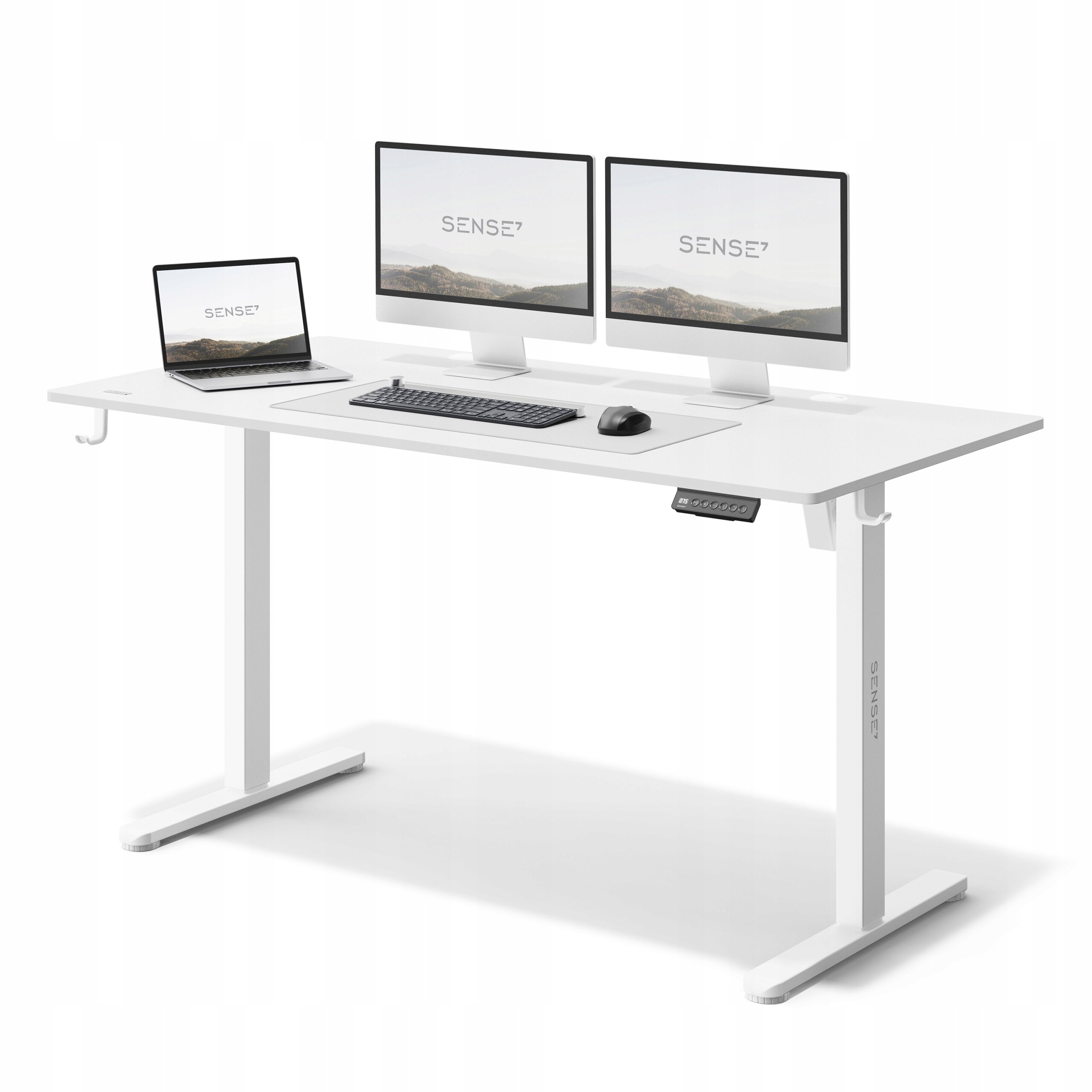 Białe biurko z regulacją wysokości, na którym znajdują się dwa monitory, laptop, klawiatura i myszka. Na ekranach widoczny jest napis \'SENSE7\'.