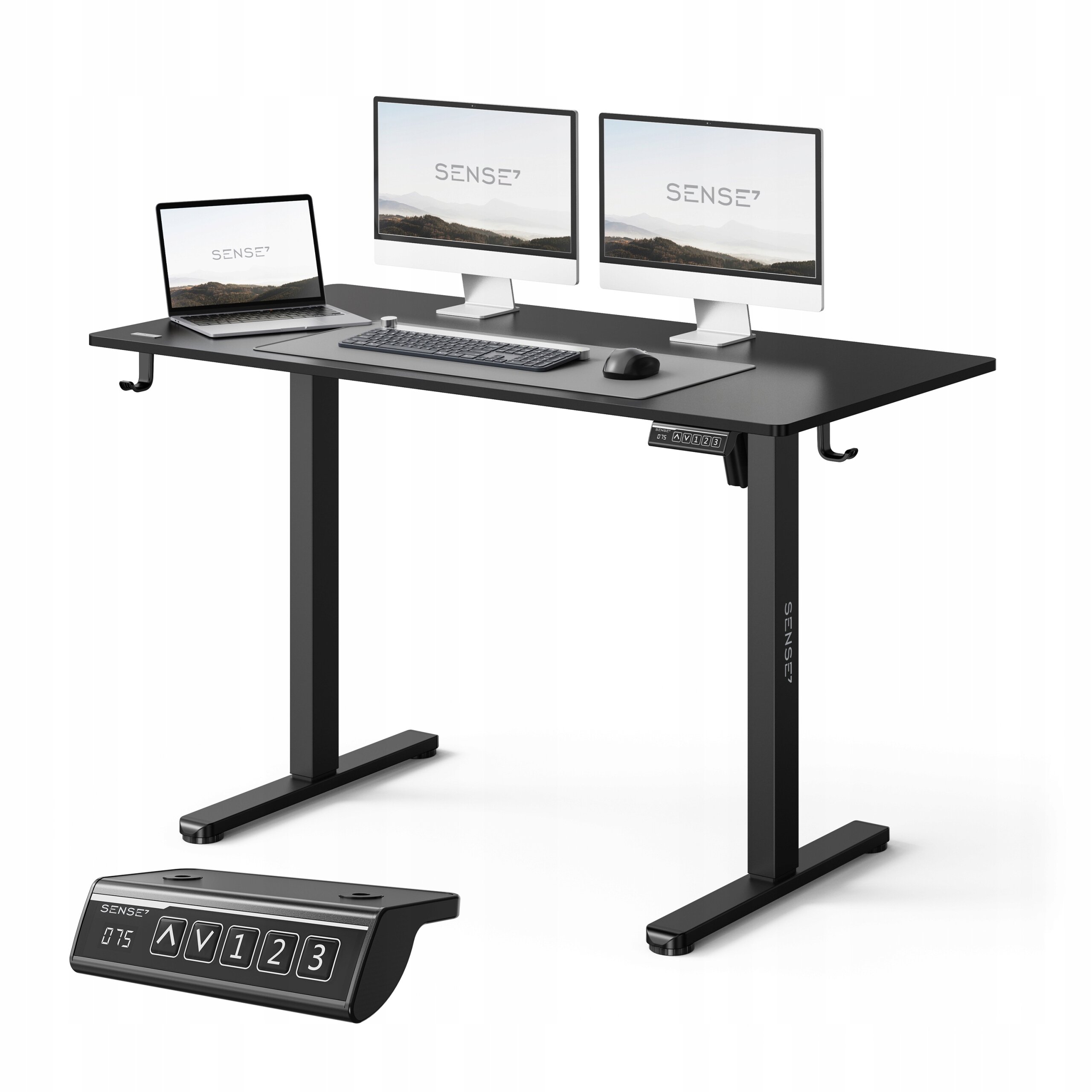 Czarne biurko z regulacją wysokości, na którym znajdują się dwa monitory, laptop, klawiatura i mysz. Na biurku widoczne jest logo \'SENSE7\'.