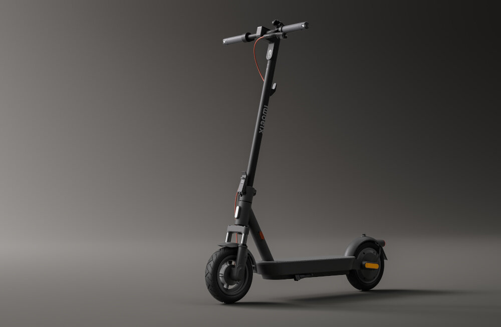 Hulajnoga elektryczna XIAOMI Scooter 5 60 km 350 W 10 cali Czarny hulajnoga na ciemnym tle widoczna od przodu pod skosem styl stabilność wygoda innowacje zarządzanie ochrona