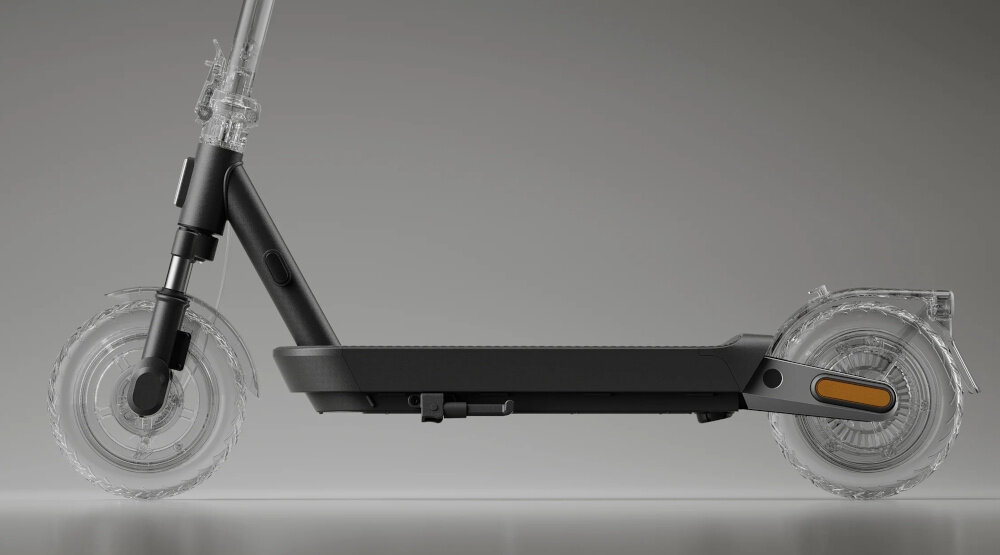 Hulajnoga elektryczna XIAOMI Scooter 5 60 km 350 W 10 cali Czarny zbliżenie na dół hulajnogi podkreślony kolorem podest i rama wytrzymała konstrukcja ze stali węglowej o grubości 1,5 mm udźwig do 120 kg dużym antypoślizgowy deck