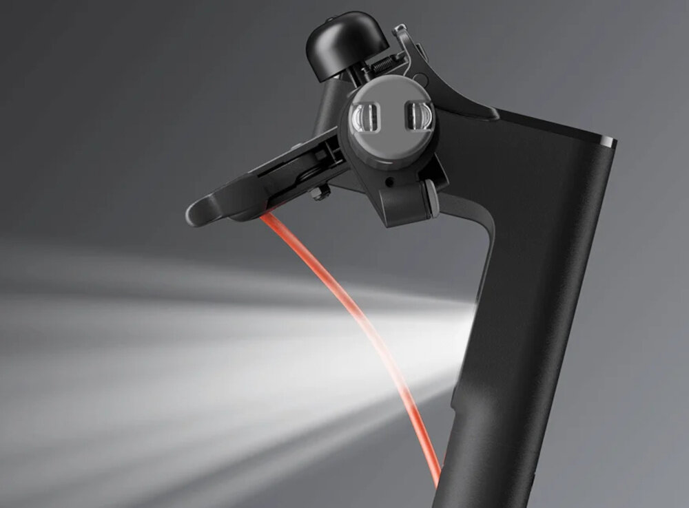 Hulajnoga elektryczna XIAOMI Scooter 5 60 km 350 W 10 cali Czarny świecąca przednia lampa zdjęcie na szarym tle bezpieczeństwo przednie i tylne światła kierunkowskazy bezpieczna jazda