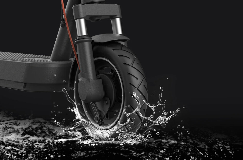 Hulajnoga elektryczna XIAOMI Scooter 5 60 km 350 W 10 cali Czarny zbliżenie na przednie koło zanurzone w kałuży ochrona akumulatora przed wilgocią i zachlapaniem ochrony na poziomie IPX5 w pełni odporna na wpływ deszczu i zachlapania trwałość urządzenia