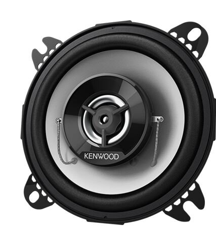 Na obrazie widoczny jest okrągły głośnik samochodowy z centralnym elementem w kolorze czarnym i srebrnym. Na głośniku znajduje się napis \'KENWOOD\'.