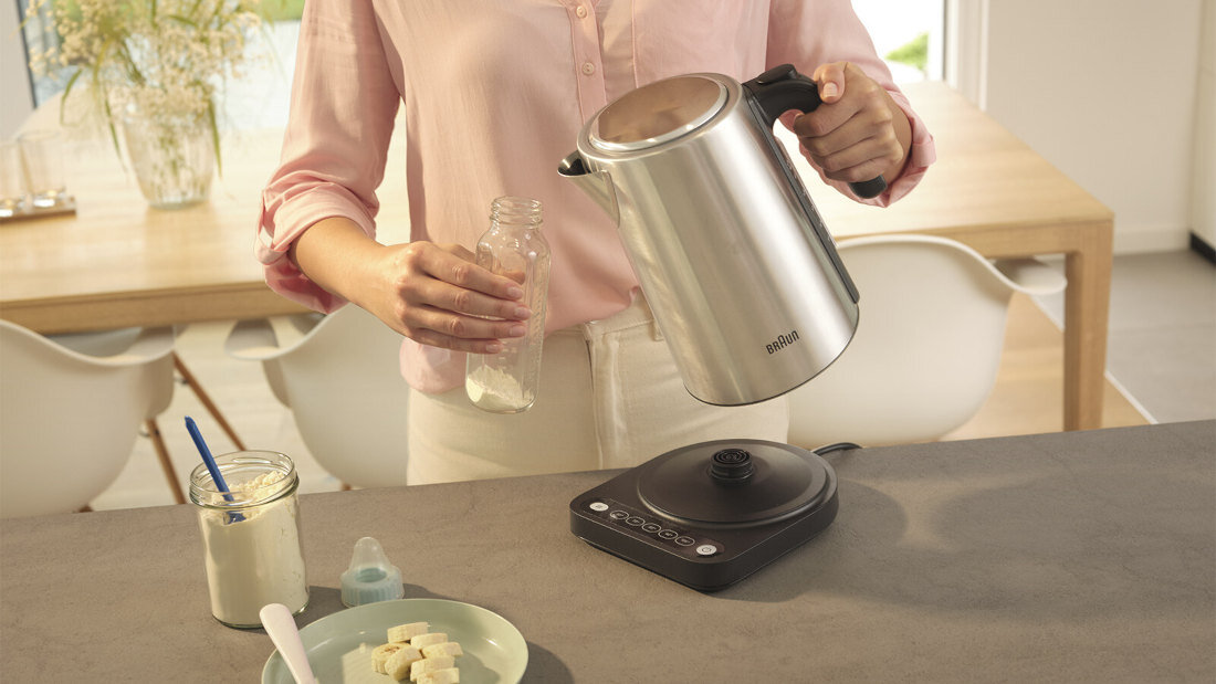 Czajnik BRAUN WK5205BK Wygoda przy każdym użyciu Funkcja EasyPour precyzyjne nalewanie bez kapania Pochylony dzióbek  ułatwienie obsługa stabilna konstrukcja