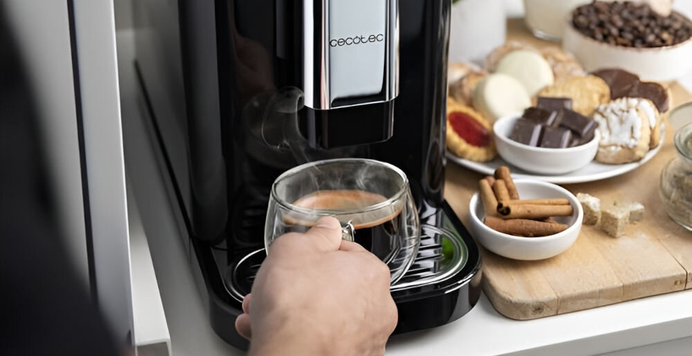 Ekspres CECOTEC Cremmaet Macchia Czarny regulowana wylewka dostosowywanie do wielkości filiżanki małe filiżanki większe kubki zbiornik na fusy tacka ociekowa jednostka przetwarzająca łatwy demontaż łatwe czyszczenie regularna konserwacja 