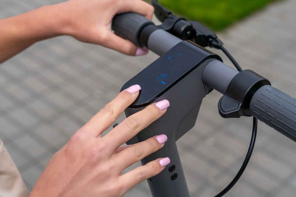 Hulajnoga elektryczna INDIANA ES770 duzy i wyrazny wyswietlacz