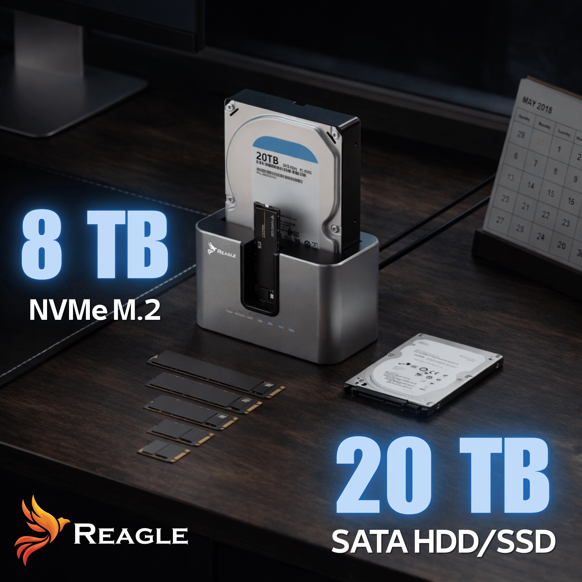 Na biurku znajduje się stacja dokująca z dyskiem twardym i modułem NVMe M.2. Obok widoczne są napisy: \'8 TB NVMe M.2\' oraz \'20 TB SATA HDD/SSD\', a także logo Reagle.