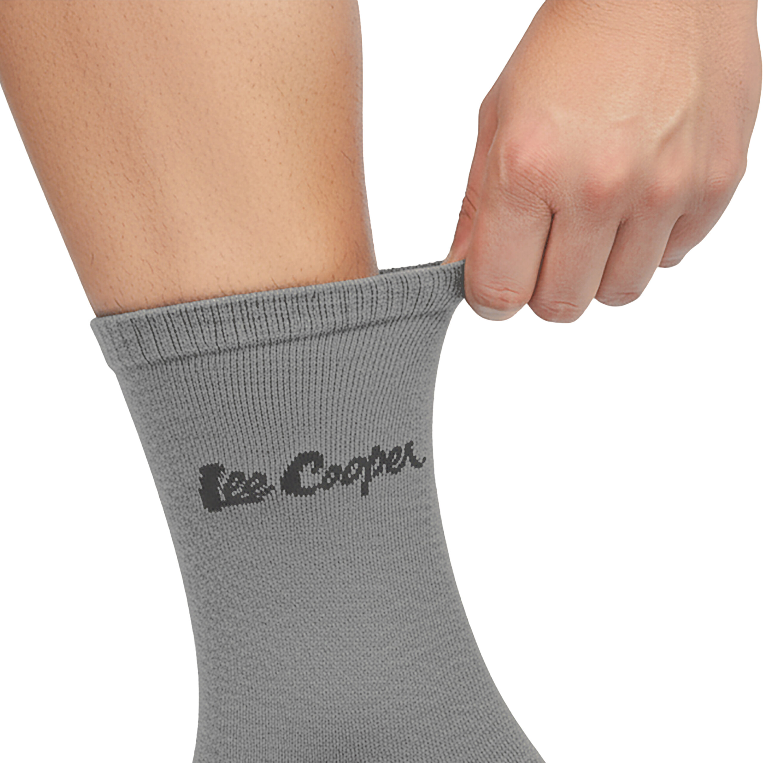Szara skarpeta z napisem \'Lee Cooper\' na górze, trzymana przez rękę.