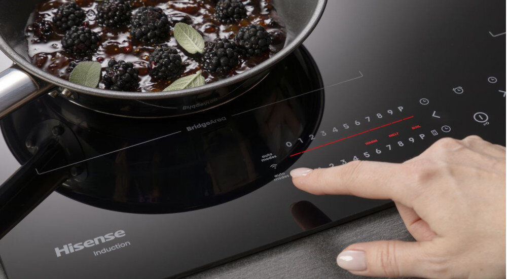 PŁYTA HISENSE HI6442BSCWF wizualizacja lifestyle dłoń palec patelnia owoce jeżyny czekolada listki danie panel sterowanie ikony dostosowanie mocy poziomy regulacja