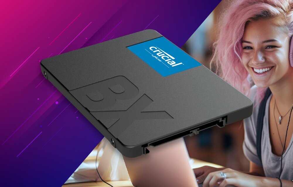Dysk CRUCIAL BX500 Czarny dysk SSD z niebieską naklejką unosi się na tle różowo-fioletowej grafiki, obok uśmiechniętej osoby z różowymi włosami, opis