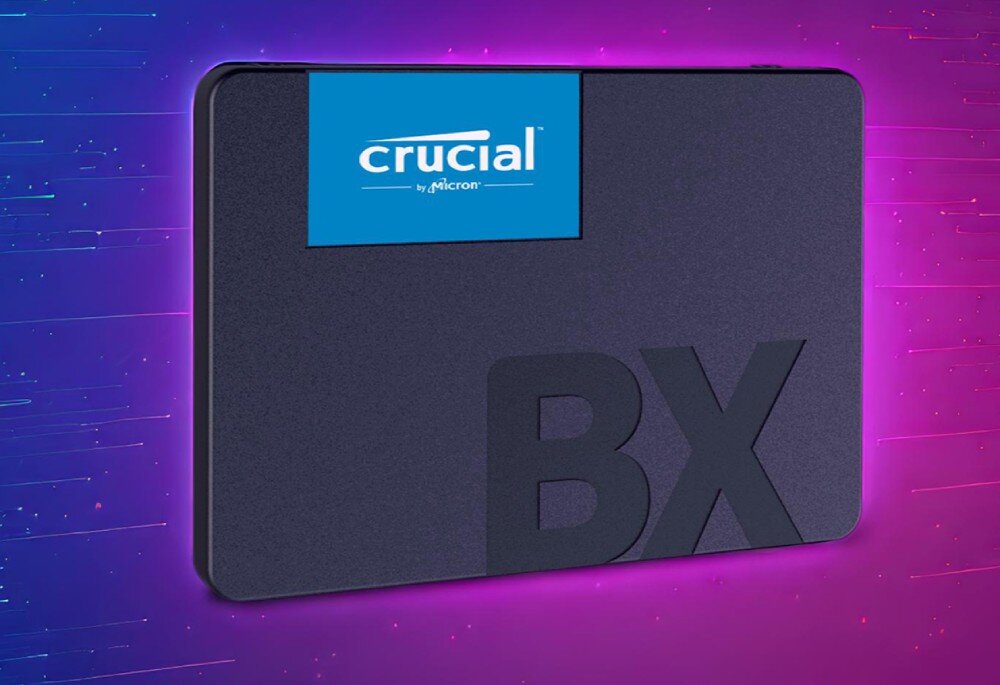 Dysk CRUCIAL BX500 Czarny dysk SSD z dużym napisem 'BX' na tle fioletowo-niebieskiej grafiki, wydajność, prędkość, pojemność