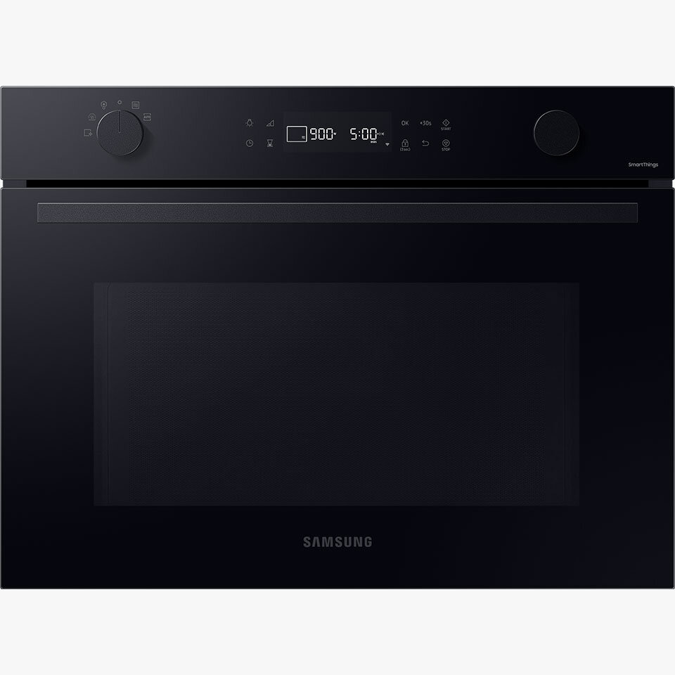 Czarna kuchenka mikrofalowa z panelem sterowania z wyświetlaczem pokazującym \'900\' i \'5:00\'. Na froncie widoczne jest logo \'SAMSUNG\'.