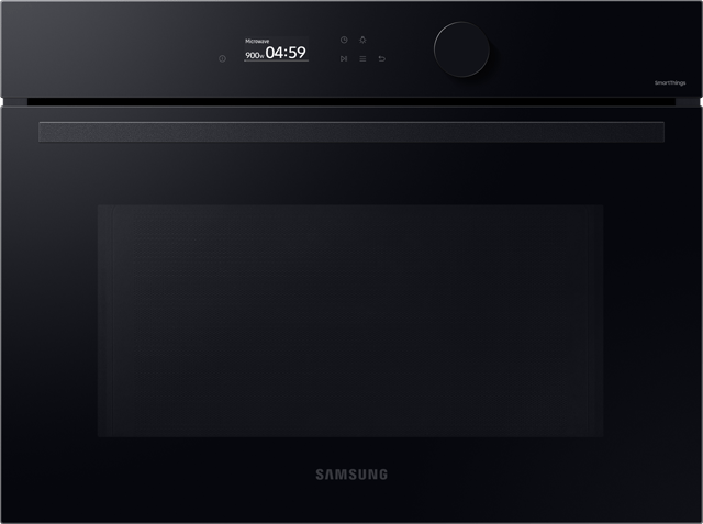 Czarna kuchenka mikrofalowa z wyświetlaczem pokazującym czas 00:59 i moc 900W. Na froncie widoczne jest logo \'SAMSUNG\'.