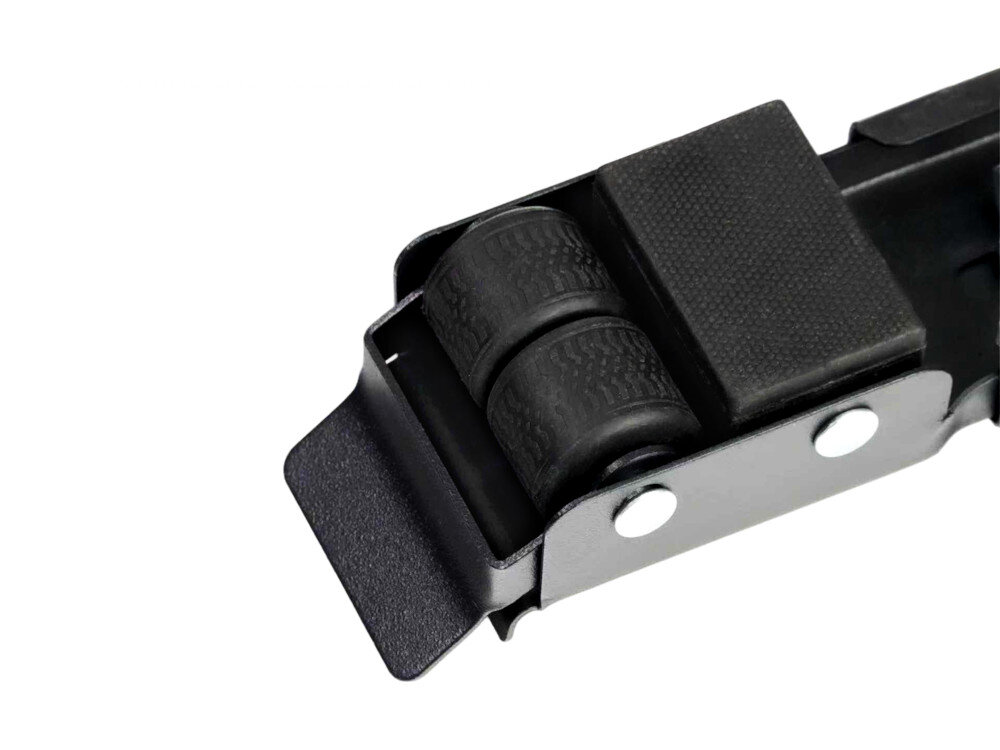 LISTWY TRANSPORTOWE LIN LI-22W, 2 SZTUKI listwy transportowe LI-22W Na zbliżeniu widać końcówkę czarnej prowadnicy wyposażonej w dwa gumowe kółka z bieżnikiem oraz prostokątną gumową podkładkę. Metalowy uchwyt z nitami tworzy stabilną podstawę elementu, przeznaczonego do przesuwania sprzętów lub mebli po podłodze hamulce blokujące stabilne ustawienie solidne kółka łatwe przemieszczanie ciasne przestrzenie antypoślizgowa powierzchnia bezpieczny transport sprzętu pełna stabilność wygoda użytkowania