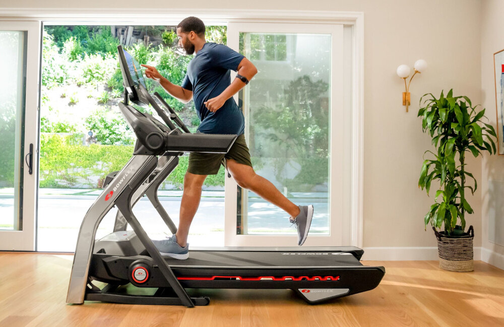 Bieżnia elektryczna BOWFLEX T56 2941W 20km-h osoba biegnie na bieżni w pomieszczeniu sprzęt do intensywnych treningów domowy trening cardio poprawa wydolności zwiększenie wytrzymałości spalanie tłuszczu