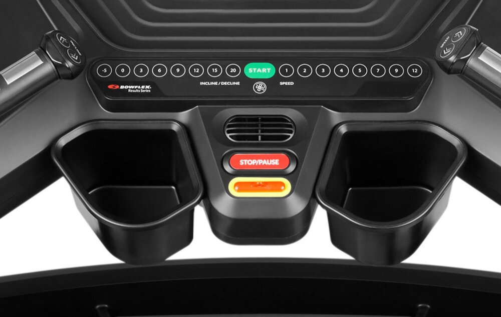 Bieżnia elektryczna BOWFLEX T56 2941W 20km-h zbliżenie na uchwyty na bidony komfort użytkowania dwie półki na bidon gniazdo USB-A nawiew chłodzący klucz bezpieczeństwa pełną kontrolę nad urządzeniem