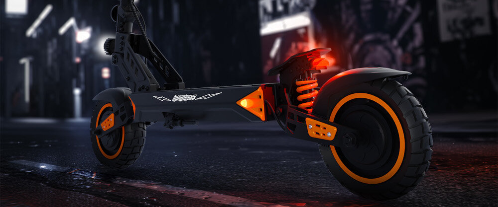 Hulajnoga elektryczna KAMIKAZE K1 Max Max 80km 2x1000W 10 cali Czarny droga ulica ciemność zbliżenie na podest przednia lampa się świeci przednie i tylne światło LED praktyczne kierunkowskazy wbudowane w podest jasna lampa z przodu efektowne podświetlenie platformy bezpieczeństwo łatwe i czytelne sygnalizowanie zmiany kierunku