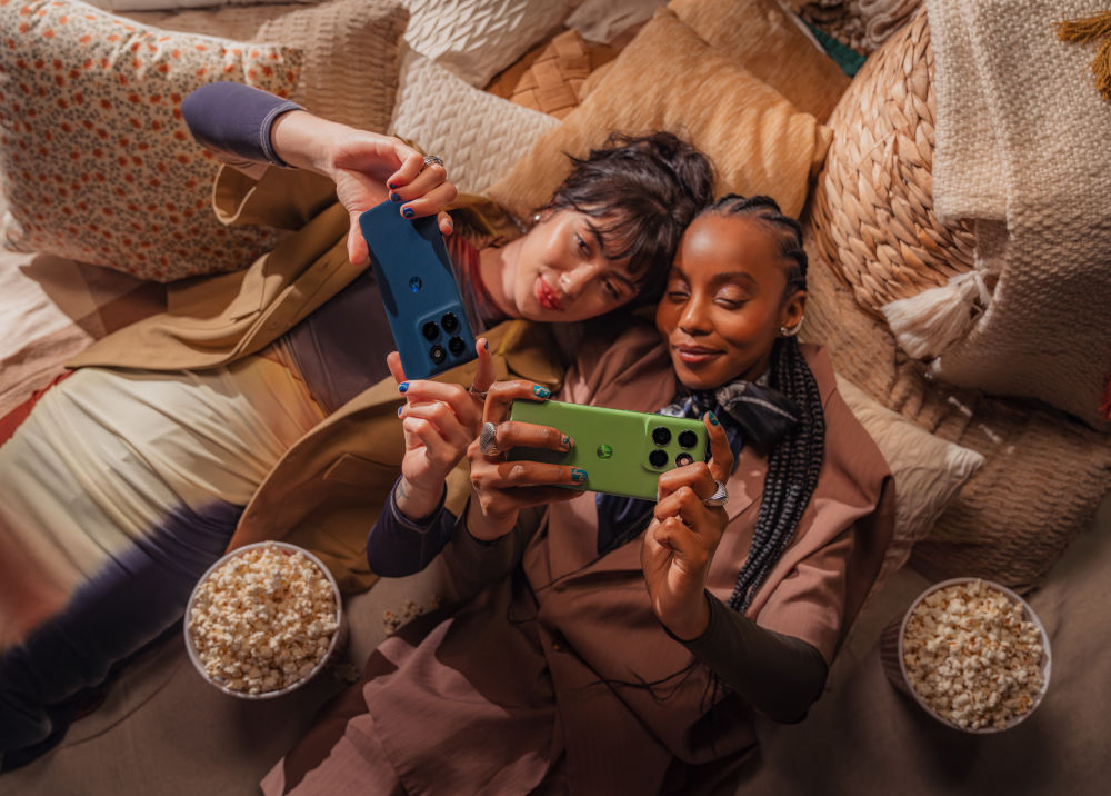 Smartfon MOTOROLA Edge 60 5G 12/512GB 6.67 120Hz osoby robiące zdjęcie smartfonami matryca Sony LYTIA™ 700C System Photo Enhancement Engine ostrość kontrast pełnia szczegółów kolorów