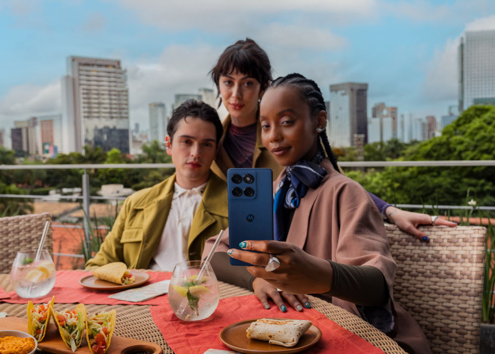 Smartfon MOTOROLA Edge 60 5G 12/512GB 6.67 120Hz osoba trzymająca w ręce smartfon moto ai łatwe udostępnianie Aplikacja Smart Connect błyskawiczne połączenie bez konfiguracji