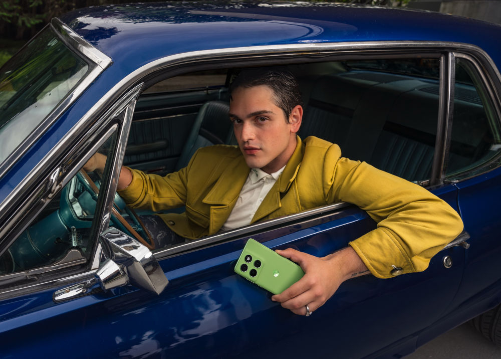 Smartfon MOTOROLA Edge 60 5G 12/512GB 6.67 120Hz osoba trzymająca w ręce smartfon moto ai łatwe udostępnianie Aplikacja Smart Connect błyskawiczne połączenie bez konfiguracji