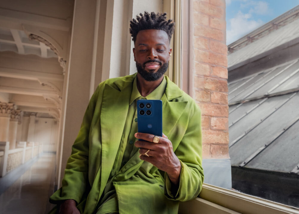 Smartfon MOTOROLA Edge 60 5G 12/512GB 6.67 120Hz osoba rozmawiająca przez telefon bateria 6000 mAh 2025 Gold Kabel w testach DXOMARK wydajność technologia TurboPower™ 90 W szybkie ładowanie