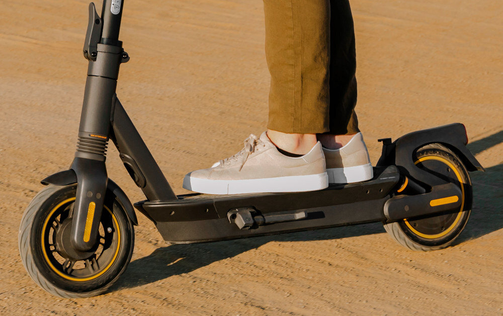 Hulajnoga elektryczna SEGWAY Ninebot KickScooter Max G2D Czarny regulowana kierownica do 126,4 cm manetki z antyposlizgowa powloka duzy podest obciazenie do 120 kg