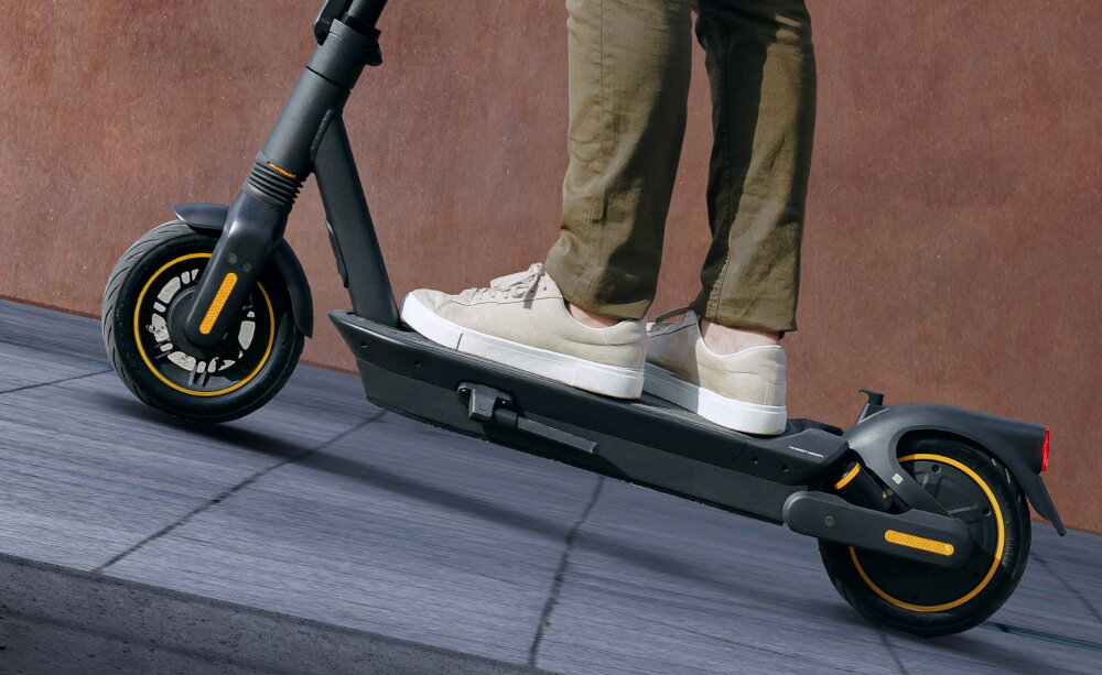 Hulajnoga elektryczna SEGWAY Ninebot KickScooter Max G2D Czarny silnik mocny energooszczedny moc 450 W  wzniesienia do 22 % naped na tylne kolo maksymalna predkosc do 20 km/h