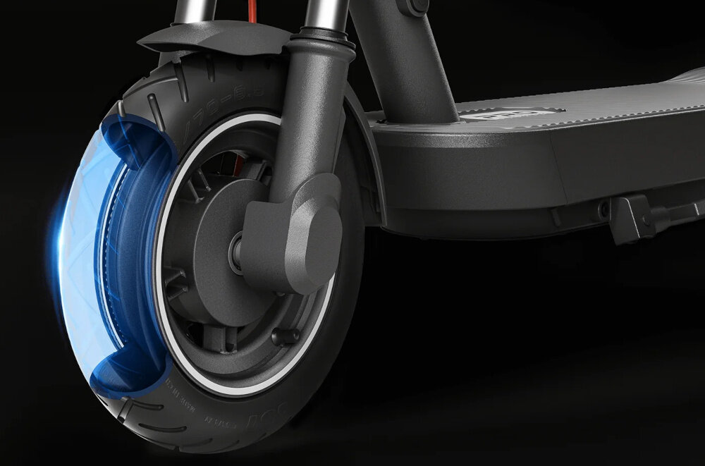 Hulajnoga elektryczna XIAOMI Scooter 5 Pro 60km 400W 10 cali Czarny zbliżenie na przednie koło podświetlone wnętrze koła 10-calowe koła bezdętkowe o niskim oporze toczenia duża przyczepność do podłoża opony bardzo dobrze absorbują wstrząsy i nierówności terenu stabilna wygodna jazda duża elastyczność płynne manewrowanie