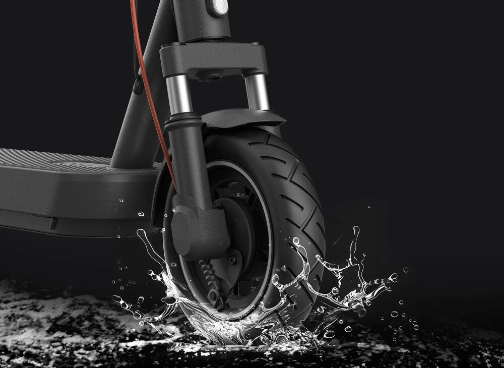 Hulajnoga elektryczna XIAOMI Scooter 5 Pro 60km 400W 10 cali Czarny zbliżenie na przednie koło zanurzone w kałuży ochrona akumulatora przed wilgocią i zachlapaniem ochrony na poziomie IPX5 w pełni odporna na wpływ deszczu i zachlapania trwałość urządzenia