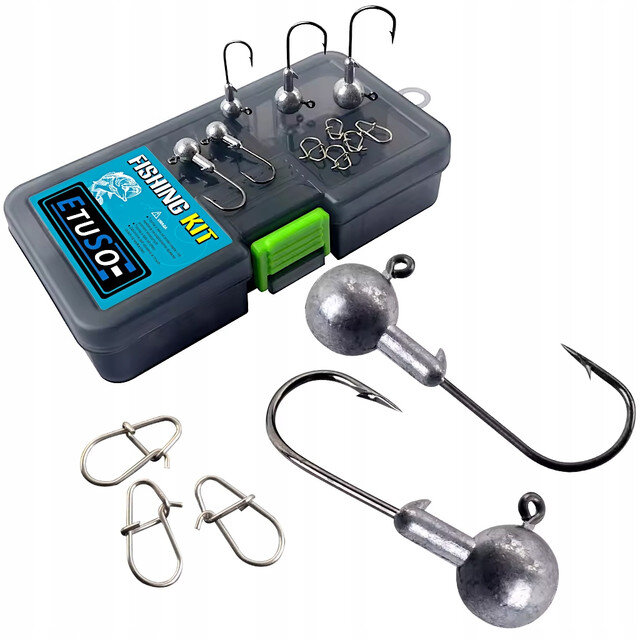 Na obrazie widoczny jest zestaw wędkarski w plastikowym pudełku z napisem \'FISHING KIT ETUSO\'. Obok pudełka znajdują się metalowe haczyki i agrafki.