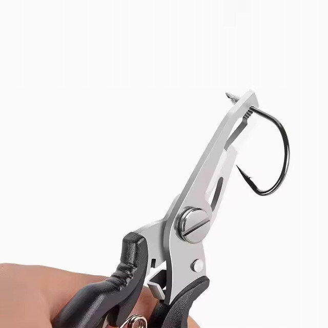 Na obrazie widoczne są metalowe szczypce z czarnymi uchwytami, trzymające haczyk wędkarski. Szczypce mają mechanizm sprężynowy i otwór w części roboczej.
