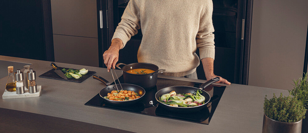 Płyta indukcyjna HAIER HAMT68IRB1S 8 niezależnych stref grzania elastyczność różne rozmiary naczyń