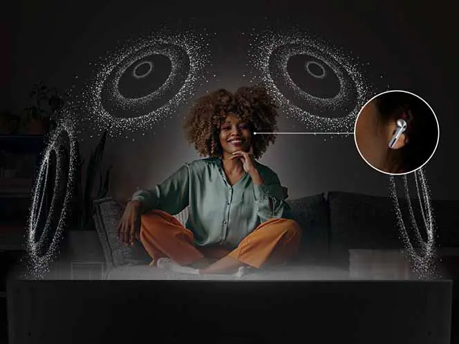 Kobieta nosi Galaxy Buds, co tworzy wokół niej kopułę dźwięku przestrzennego.