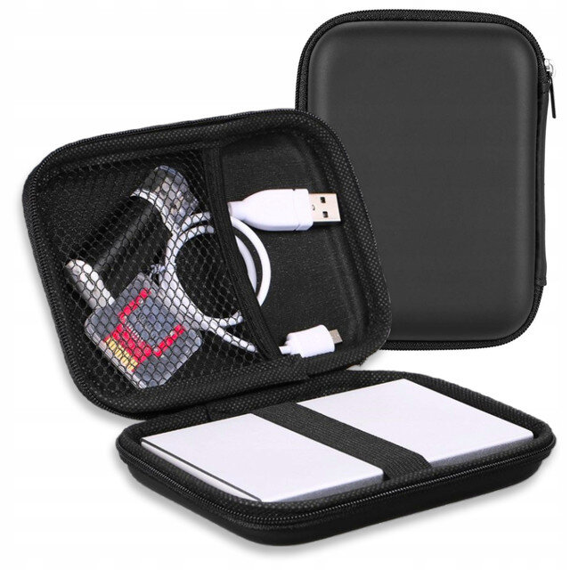 Czarne etui na dysk zewnętrzny z zamkiem błyskawicznym, otwarte, ukazujące wnętrze z siatkowaną kieszenią zawierającą kable USB i baterie oraz miejsce na dysk zabezpieczone elastycznym paskiem.