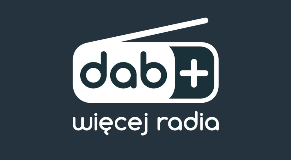 Grafika przedstawia logo z napisem \'dab+ więcej radia\' na ciemnym tle.