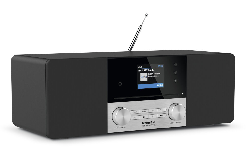 Czarno-srebrne radio z wyświetlaczem pokazującym informacje o stacji radiowej i utworze. Na panelu przednim znajdują się dwa pokrętła oraz przyciski sterujące, a także logo \'TechniSat DigitRadio 3 Voice\'.
