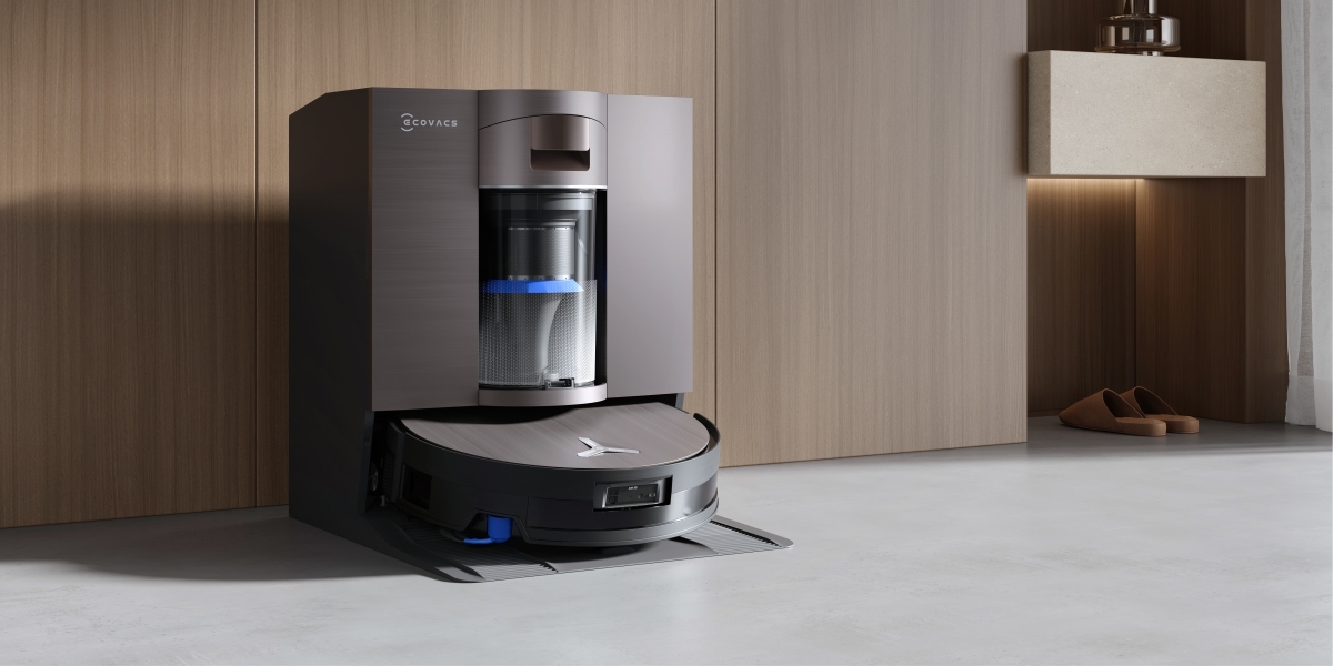 Robot sprzątający ECOVACS Deebot X11 OmniCyclone Czarny Czystość bez wysiłku robot zadokowany w stacji ładującej stojacej przy drewnianej ścianie