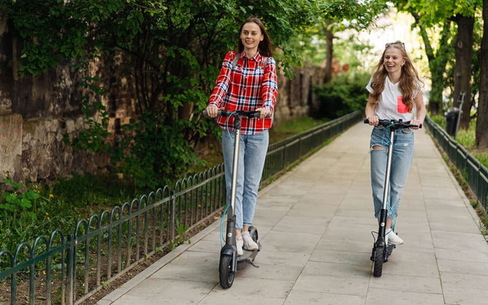 Hulajnoga elektryczna MOTUS Scooty 8.5 Lite Szary wydajny akumulator bateria pojemnosc 6,0 Ah zasig do 19 km brak szkodliwych substancji czas ladowania okolo 3-4 godzin