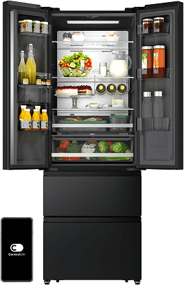 Otwarta lodówka z różnymi produktami spożywczymi na półkach, w tym napoje, warzywa i nabiał. Obok lodówki widoczne jest logo ConnectLife.