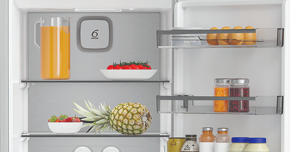 LODÓWKA WHIRLPOOL WHK25364W4E wizualizacja chłodziarka wnętrze półki produkty tylna ścianka Metal Multiflow stabilna temperatura czystość higiena