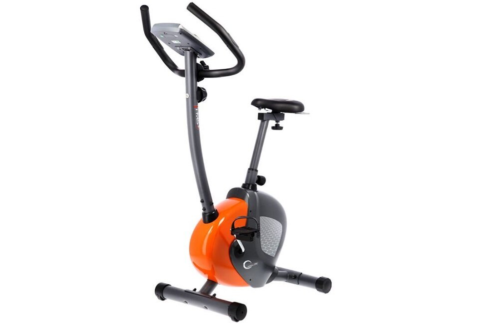 Rower magnetyczny z pomarańczową obudową i czarnym siodełkiem. Na ramie widoczny jest napis \'HMS\'.