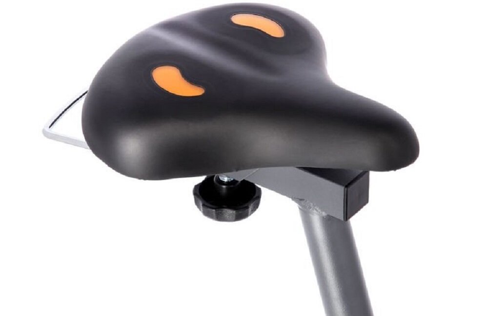 Czarne siodełko rowerowe z pomarańczowymi akcentami, zamontowane na metalowym wsporniku z regulacją wysokości.