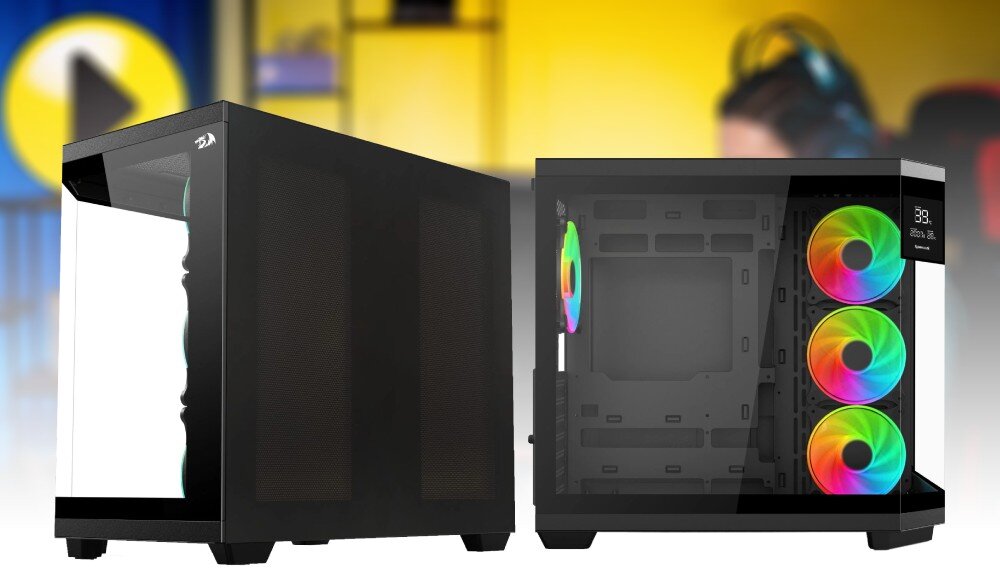 Na obrazie widoczne są dwa czarne obudowy komputerowe z przezroczystymi panelami, z których jedna ma trzy wentylatory z podświetleniem RGB. W tle znajduje się rozmyte wnętrze pomieszczenia z żółtymi i niebieskimi elementami.