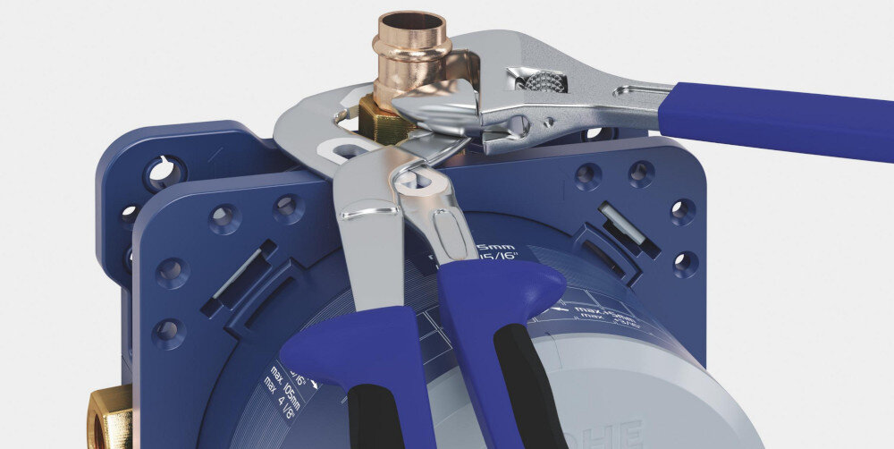 Element podtynkowy GROHE Rapido Smartbox 35600000 Zbliżenie podłączenia instalacji wodnej z użyciem klucza – widoczne przykręcanie elementów do modułu montażowego mosiądz odporny na korozję trwała konstrukcja solidna obudowa niezawodność trwałość na lata