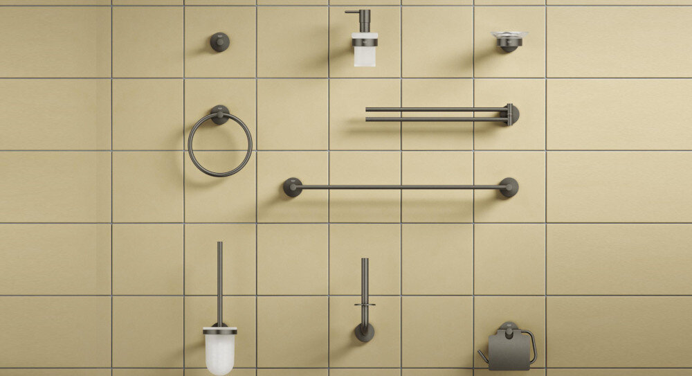 HACZYK NA PŁASZCZ KĄPIELOWY GROHE ESSENTIALS 40364A01 HARD GRAPHITE Zestaw akcesoriów łazienkowych zamocowanych na ścianie z jasnych płytek obejmuje m.in. uchwyt na ręczniki, dozownik i uchwyt na papier toaletowy. Elementy mają spójny, ciemny kolor i prosty design dopasowane akcesoria spójność wnętrza kompletacja łazienki