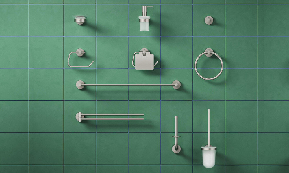 HACZYK NA PŁASZCZ KĄPIELOWY GROHE ESSENTIALS 40364DC1 Stal nierdzewna Zestaw akcesoriów łazienkowych zamocowanych na ścianie z jasnych płytek obejmuje m.in. uchwyt na ręczniki, dozownik i uchwyt na papier toaletowy. Elementy mają spójny, ciemny kolor i prosty design dopasowane akcesoria spójność wnętrza kompletacja łazienki
