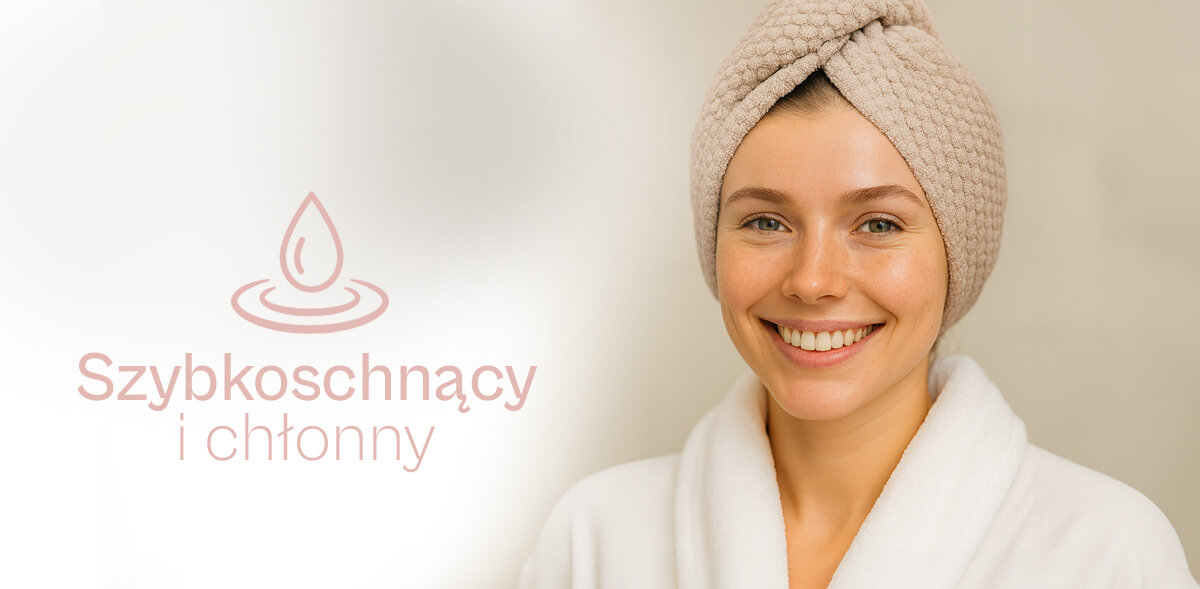 Osoba w białym szlafroku ma na głowie beżowy turban z ręcznika. Obok widoczny jest napis \'Szybkoschnący i chłonny\' oraz symbol kropli wody.